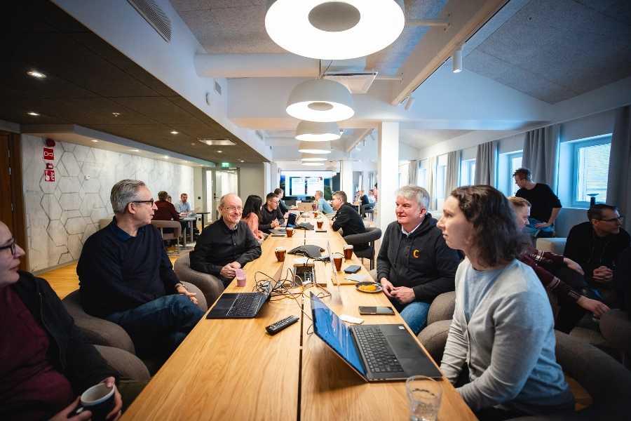 Condentianerna sitter vid bordet på ett möte.