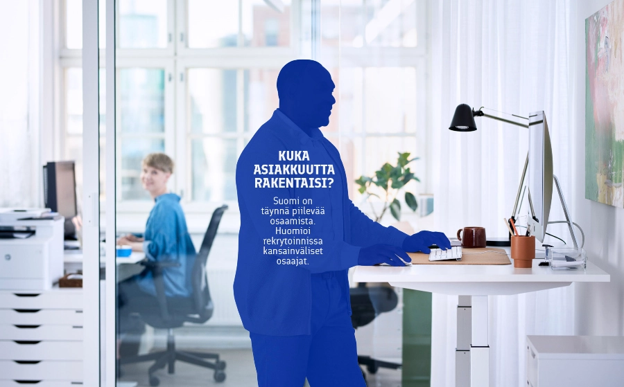 mies työskentelee toimistossa