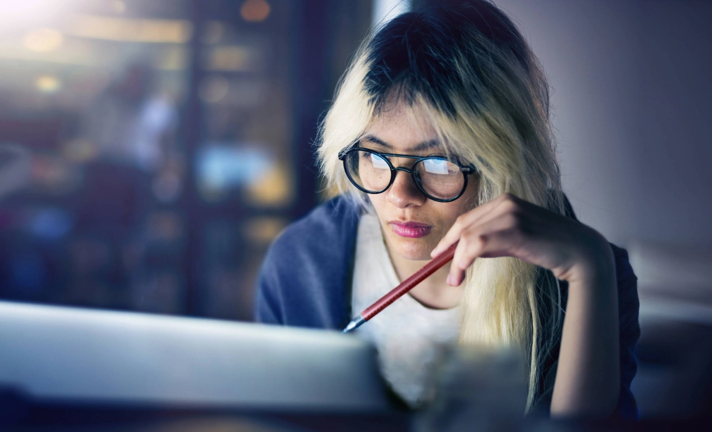 Nainen osallistuu webinaariin Nainen osallistuu webinaariin