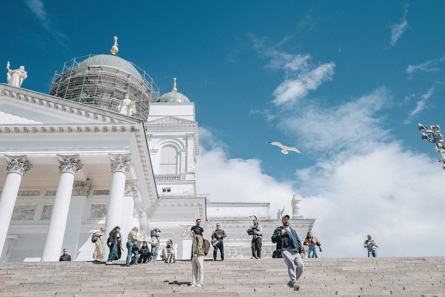Des personnes devant la cathédrale d’Helsinki en été. Des personnes devant la cathédrale d’Helsinki en été.